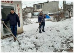 Ulaş'ta okul bahçeleri kardan temizlendi
